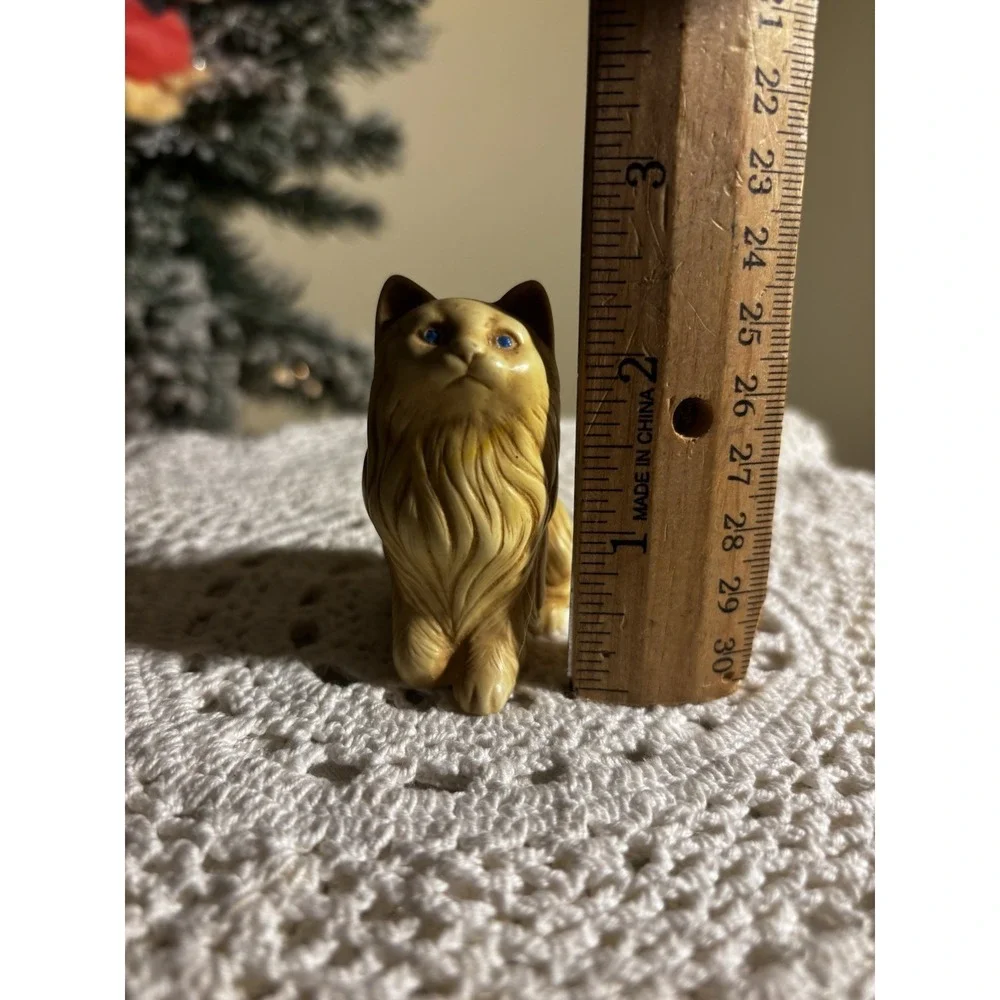 Vintage Stone Persian Cat With Blue Eyes 2 Inches Tall